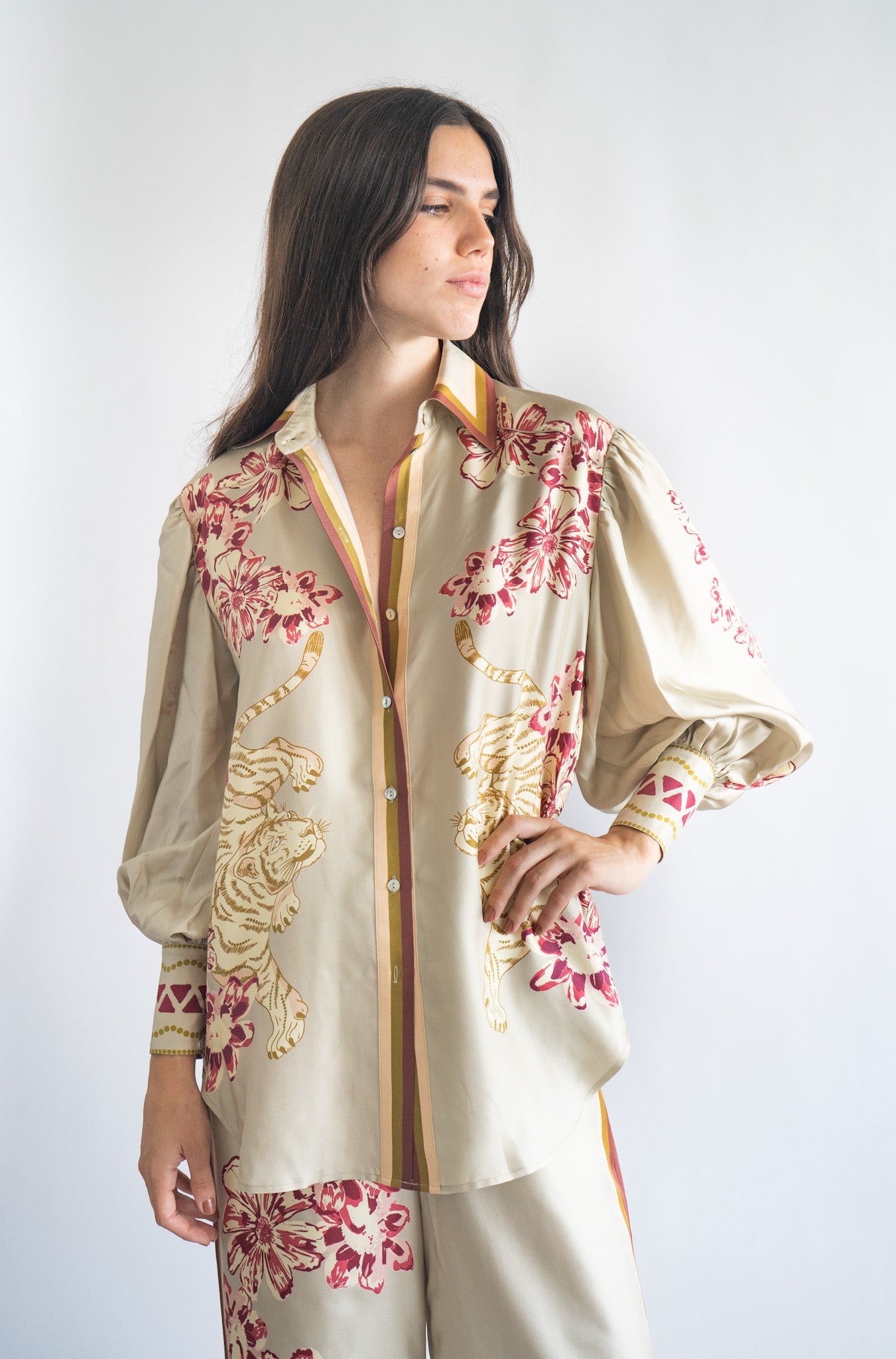 Camisa Seda Flower Tiger Beige