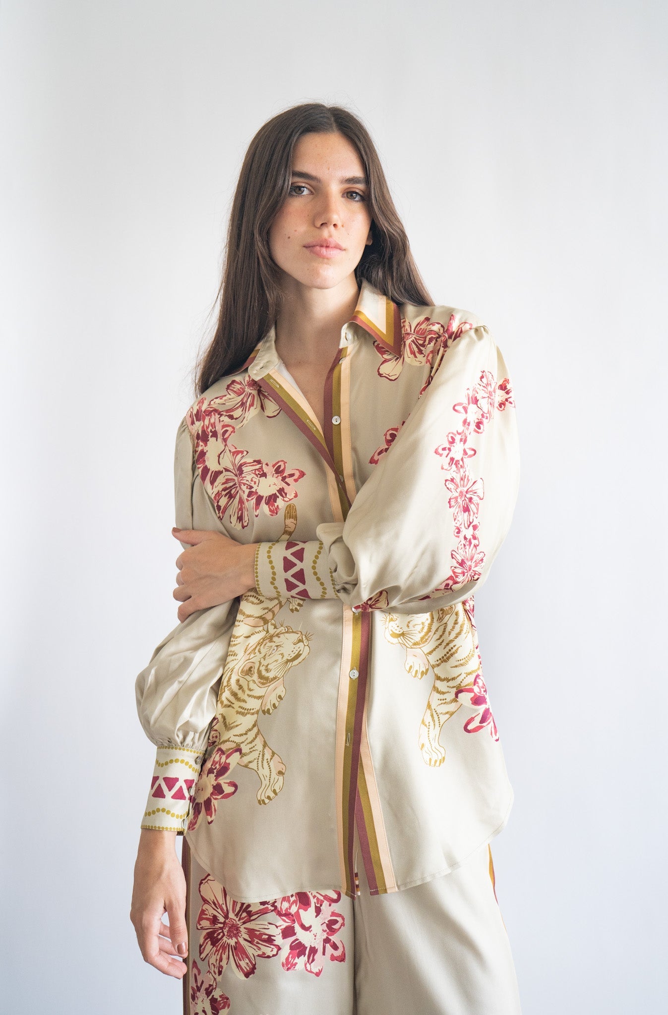 Camisa Seda Flower Tiger Beige