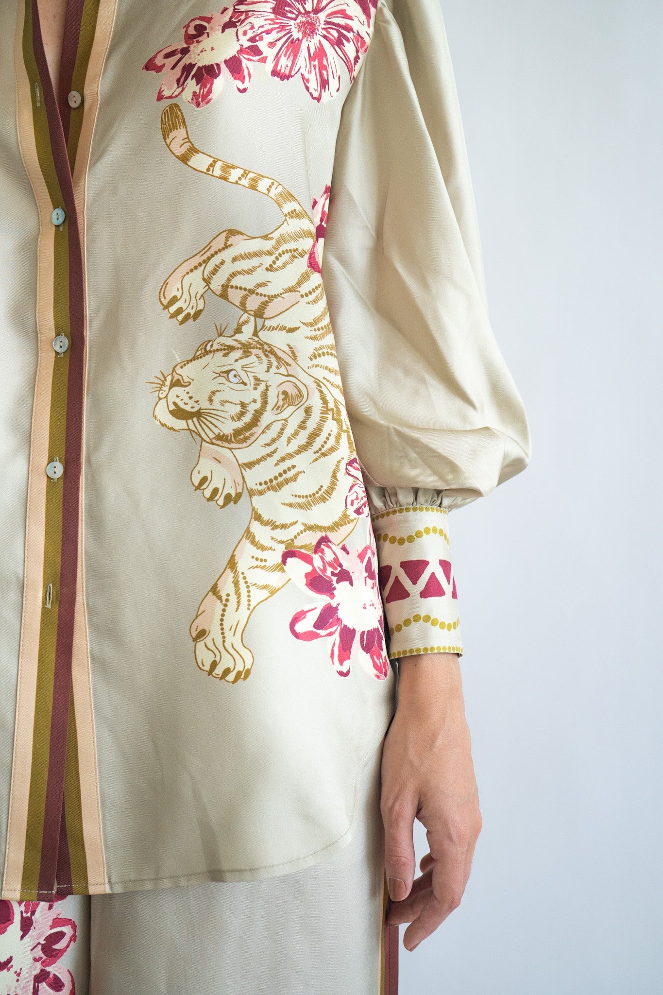 Camisa Seda Flower Tiger Beige