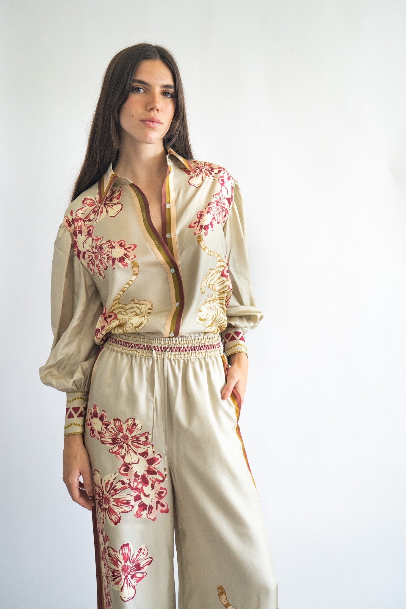 Camisa Seda Flower Tiger Beige