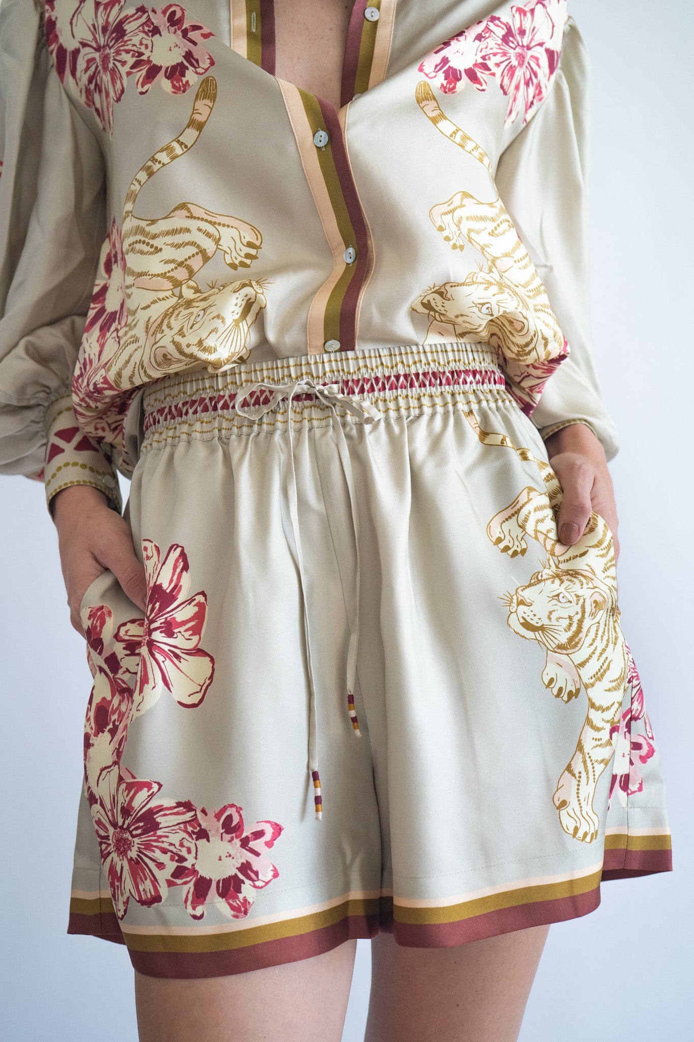 Silk Short Flower Tiger Beige