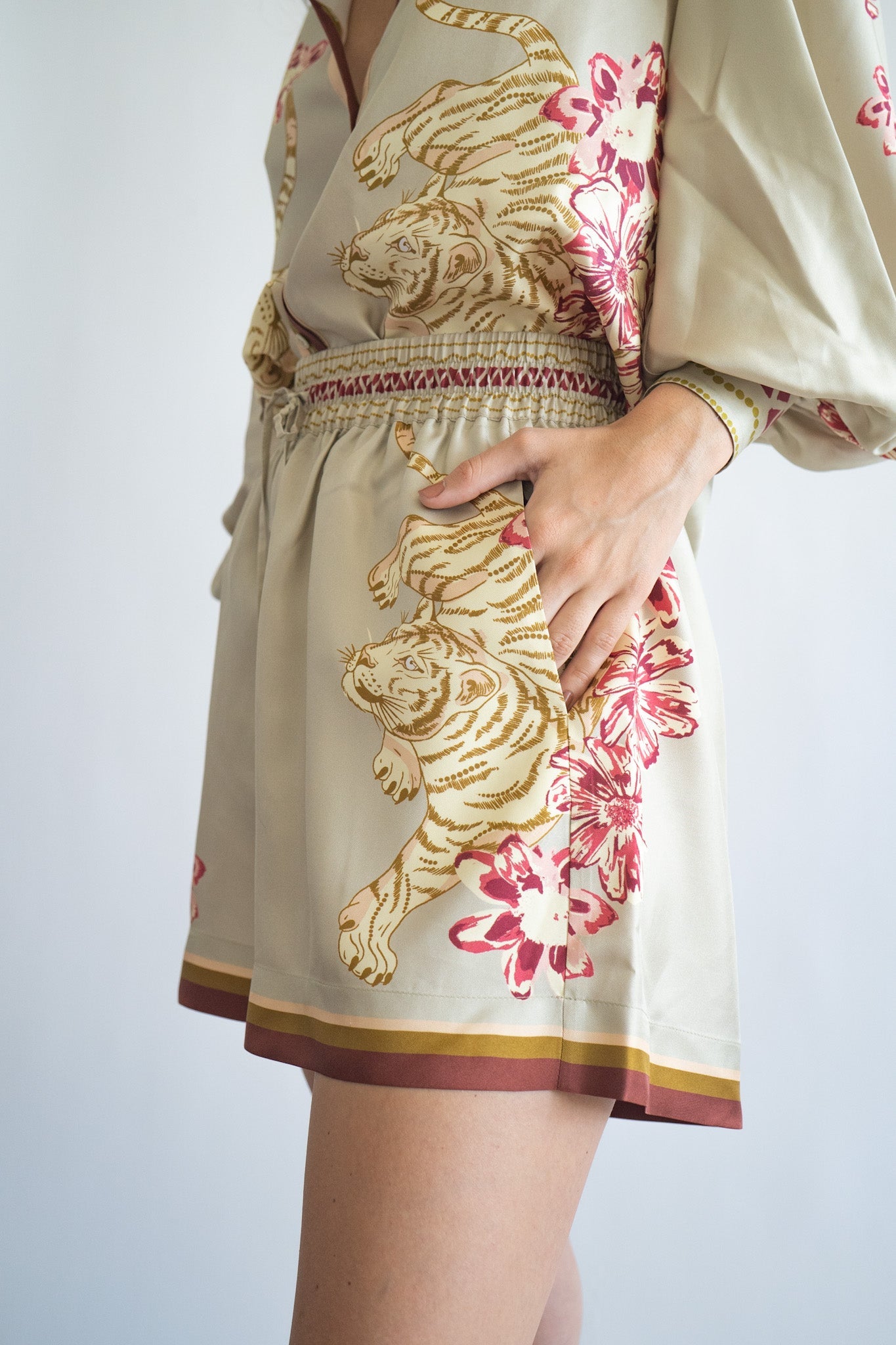 Silk Short Flower Tiger Beige