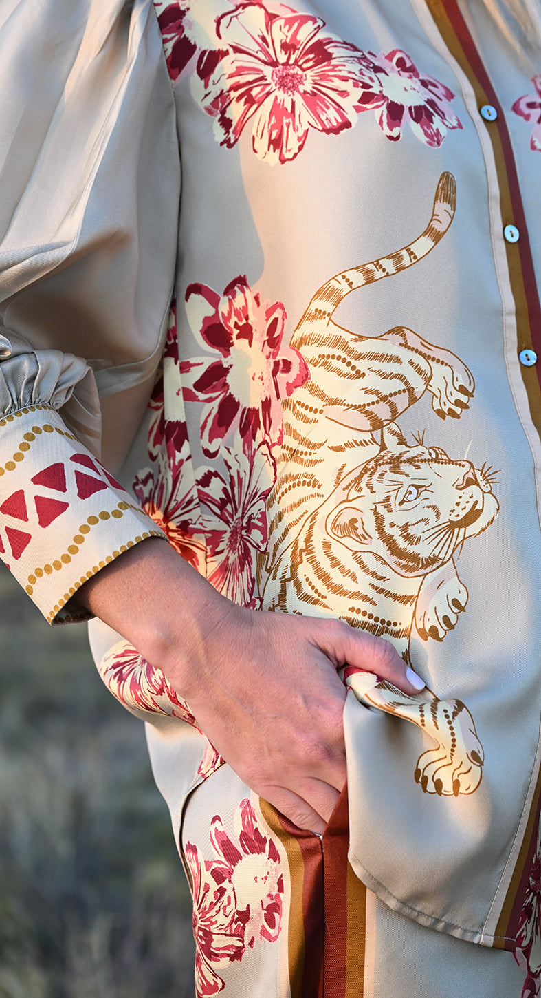 Camisa Seda Flower Tiger Beige